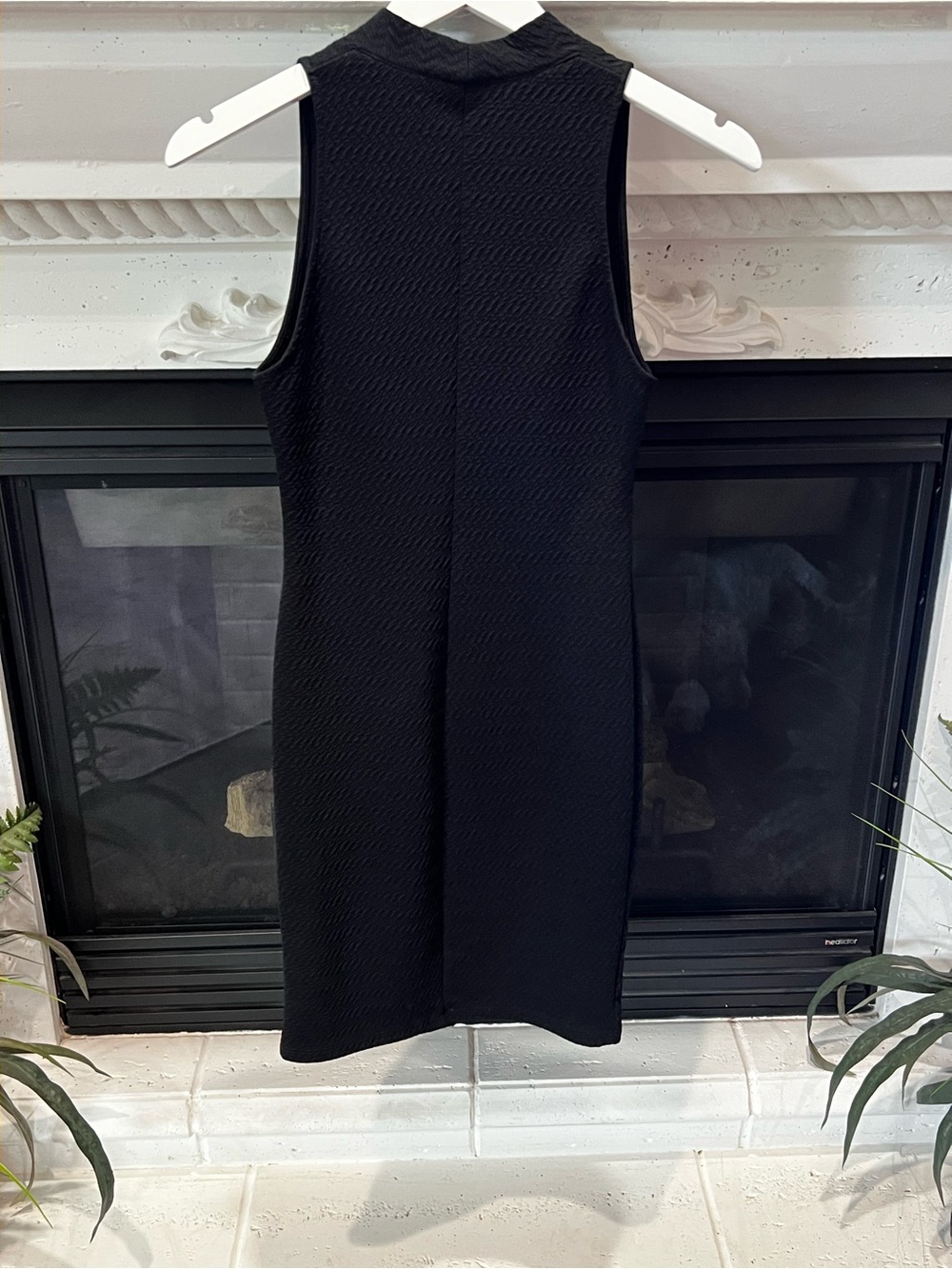 Astr Black Textured V-Neck Midi Dress - Picture 4 of 4